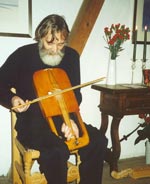 John spiller et gammelt middelalderinstrument
